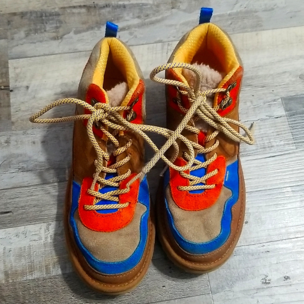 Ugg big boys gently used snow boot sz4,clean bottom Highland Heritage High Ugg